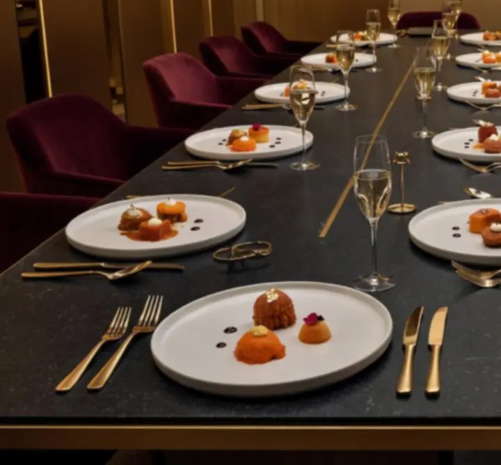 Elegáns fine dining tálalás gyertyafényben